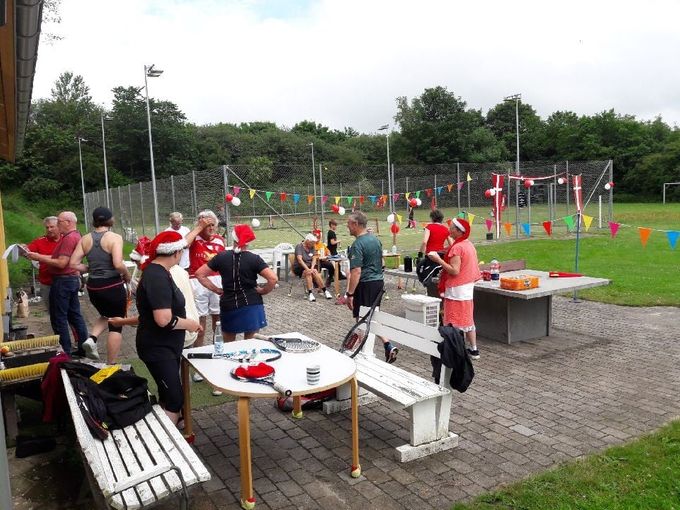 🥎🥎🥎 Juletennis d. 4 juli 2021 !! 🥎🥎🥎  Der var 25 deltagere, der hyggede sig med tennis, kaffe/brød, sodavand og pølser fra grillen !!